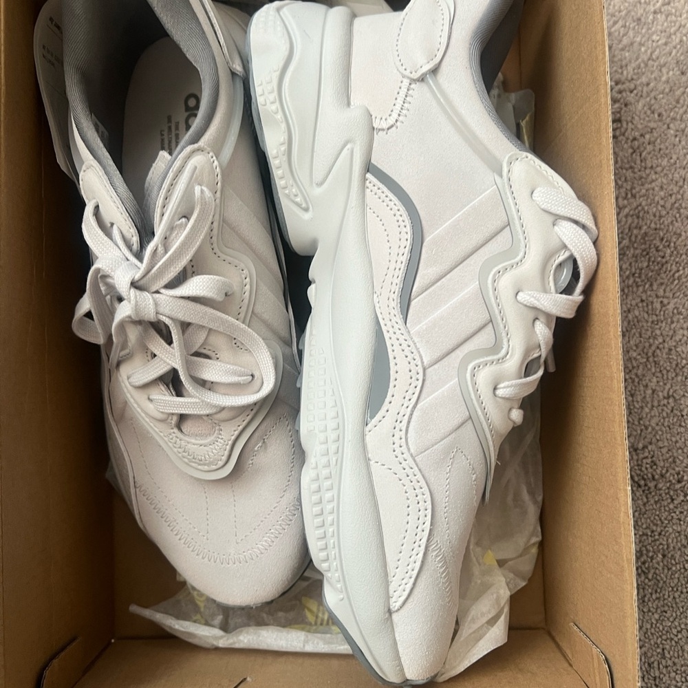 Adidas OZWEEGO size 9